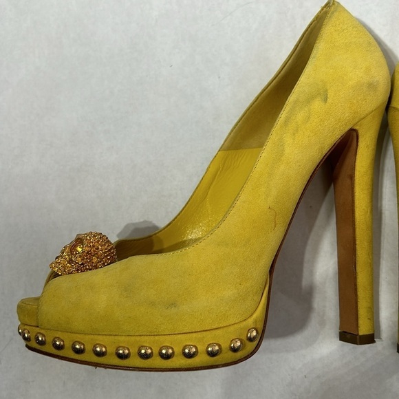 Alexander McQueen yellow suede peep toe heels embellished gold skull women’s 38 - Picture 7 of 13